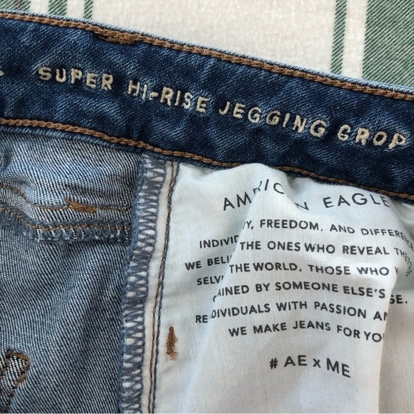 American Eagle Distressed Super Hi-Rise Jegging Crop Medium Wash Women’s Size 4 - Picture 9 of 10